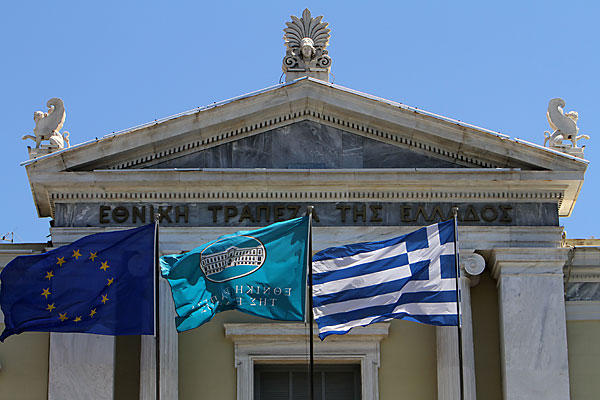 Акции двух крупнейших банков Греции временно не продаются, поступила информация об их слиянии